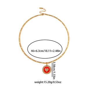 Detailansicht der roten Herzanhänger Halskette mit Maßen 3.38cm und 46cm Goldkette