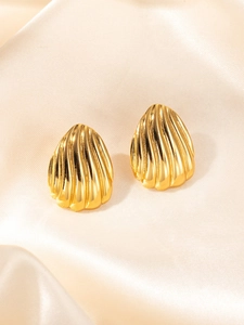 Boucles d'oreilles chic en acier titane doré en forme d'éventail avec texture coquillage