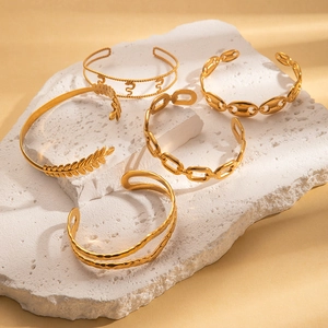 Fünfteiliges Set eleganter goldener Edelstahlarmbänder mit verschiedenen Luxusdesigns