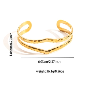 Detailansicht des 1,84cm breiten goldenen Hammerschlag-Armreifs mit Maßangaben
