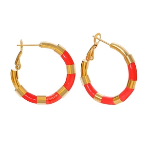 Boucles d'oreilles créoles boho en acier inoxydable doré avec détails en émail rouge