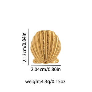 Detailansicht des goldenen Muschelrings mit den Maßen 2,13 cm und 2,04 cm Größe