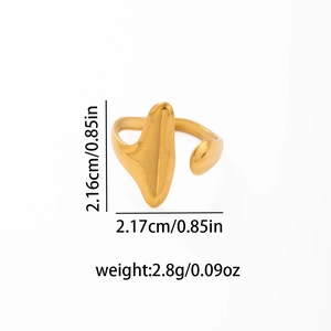 Unregelmäßiger goldener offener Ring Maße mit Höhe und Breite auf weißem Hintergrund