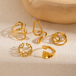 Set dettagliato di 5 anelli dorati regolabili con cuore e forme organiche a spirale