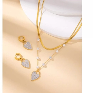 Doppellagiges goldenes Schmuckset mit Perlenkette und Herzohrringen mit Pavé-Kristallen