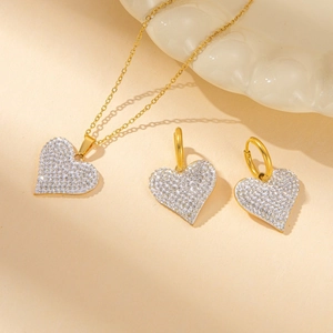 Schmuckset aus goldenem Titanstahl mit Herzanhänger-Halskette und Creolen in warmen Tönen