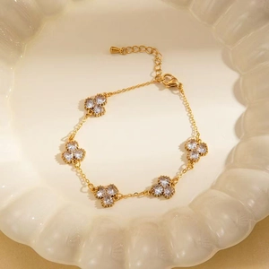 Bracciale dorato con cinque ciondoli a trifoglio a cuore e zirconi trasparenti lucidi