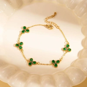 Bracciale dorato in acciaio inossidabile con cinque quadrifogli verdi e chiusura a moschettone