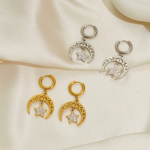 Ohrringe mit Stern- und Mondanhängern in Gold und Silber mit funkelnden Zirkonia-Steinen