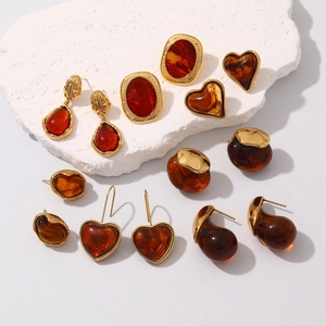 Vintage amber resin earrings set with gold metal finish in heart and oval shapes