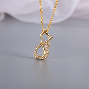 Collier élégant avec pendentif chat évidé en or et cristaux sur une chaîne fine