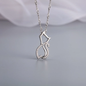 Collier minimaliste en argent avec pendentif chat et zircons sur chaîne torsadée