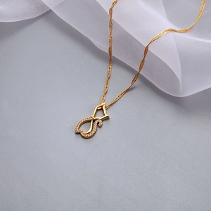 Détail d'un collier minimaliste en or avec pendentif chat évidé et accents pavés