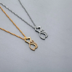 Collier Minimaliste Avec Pendentif Chat Creux en Cuivre Incrusté de Zircone Chaîne à Vagues d'Eau Bijoux pour Femmes Cadeau d'Anniversaire