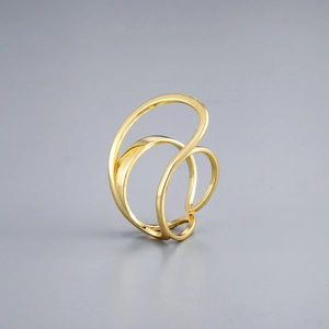 Detalle macro de anillos dorados entrelazados con acabado de espejo pulido y curvas