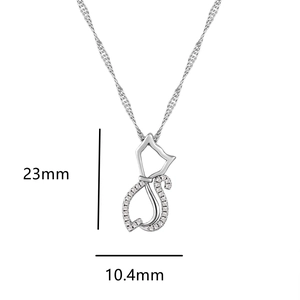 Détail macro du pendentif chat montrant la hauteur de 23mm et le sertissage pavé
