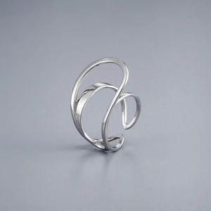 Detalle del anillo de plata minimalista con líneas geométricas huecas e irregulares