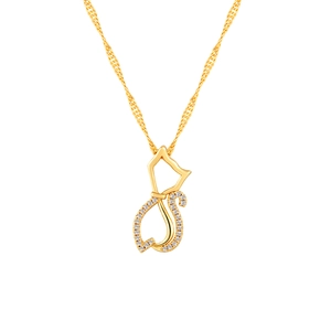 Détail du collier pendentif chat doré avec micro-pavage de cristaux blancs