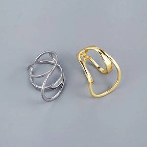 Detalle de anillos abiertos irregulares en plata S925 y chapados en oro calado