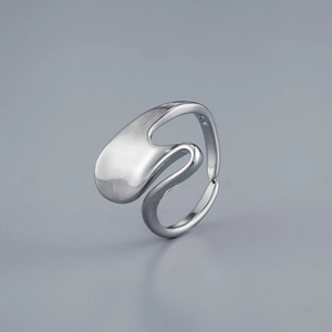 Detailopname van S925 zilveren ring met vloeibaar metaalontwerp en verstelbare band