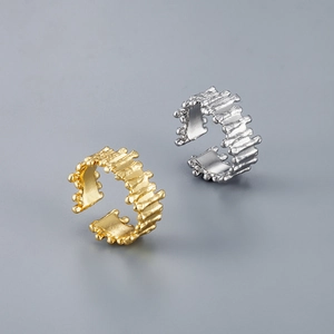 Anillo de lava irregular en acabado oro y plata con diseño abierto ajustable