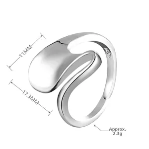 Macro-opname van vloeiende zilveren ring met 11mm breedte en 17,3mm binnendiameter