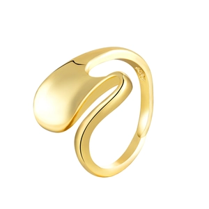 Detailopname van het S925-keurmerk aan de binnenkant van de gouden onregelmatige visstaartring