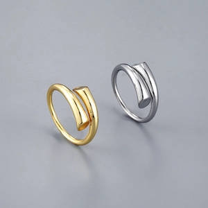 Anillo abierto en espiral pulido de doble capa en acabados oro y plata