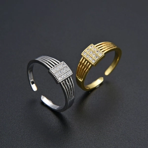 Anelli aperti con zirconi quadrati in finitura oro e argento regolabili per donna