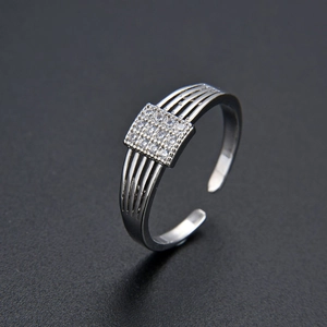 Anello aperto argento minimalista con zircone quadrato e design a tripla fascia cava