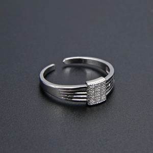 Dettaglio dell'anello in argento con cluster di zirconi quadrati e fascia a tre scanalature