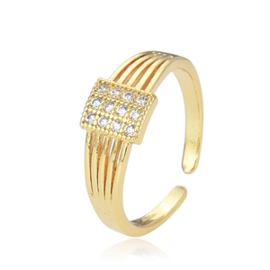 Dettaglio dell'anello quadrato in oro con pietre di zirconia e fascia a quattro strati