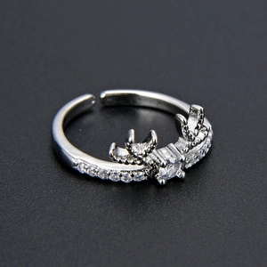Gros plan sur bague bois de cerf argentée sertie de zircons avec anneau ouvert ajustable