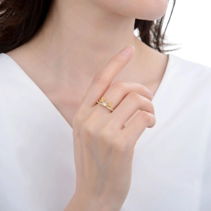 Bague ouverte élégante en bois de renne doré avec pierres de zircone pour femme