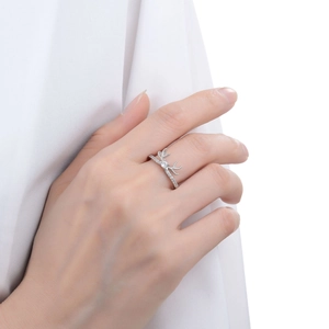 Gros plan d'une bague renne scintillante en argent portée sur le doigt