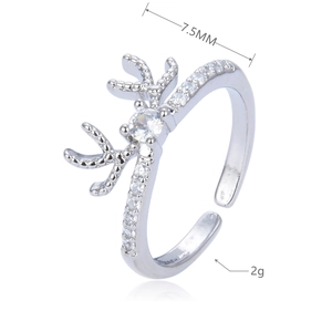 Vue détaillée de la bague renne ajustable en argent avec zirconiums et bois de cerf
