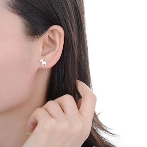 Orecchini a perno a forma di cervo in argento indossati da modella per uno stile chic
