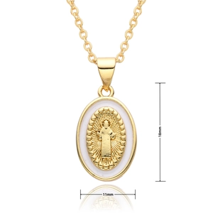 Détail du pendentif ovale Vierge Marie 18x11mm avec relief doré et émail blanc pur