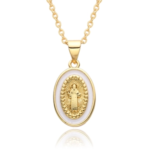 Collier religieux ovale doré avec la Vierge Marie embossée sur émail blanc pur
