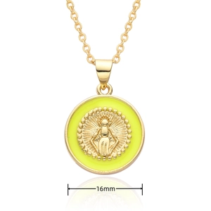 Vue détaillée du pendentif Vierge Marie de 16mm en or avec émail jaune incrusté