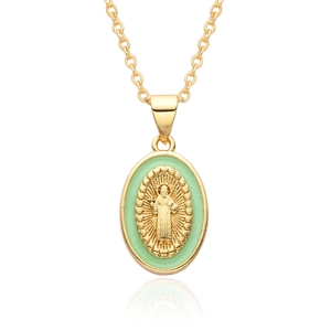 Vue macro détaillée du pendentif Marie doré avec incrustation en émail vert clair