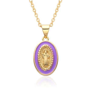 Détail du pendentif religieux doré en émail violet avec relief de la Vierge Marie