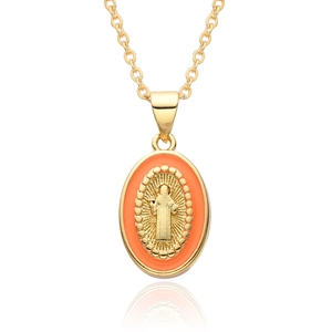 Vue détaillée du pendentif ovale en émail orange avec relief doré de la Vierge Marie