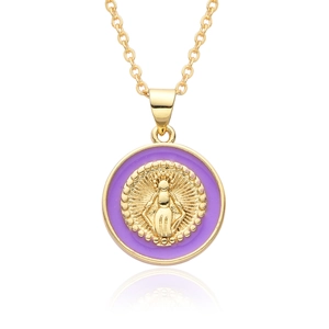 Détail d'un pendentif religieux rond doré avec émail violet et relief de Marie
