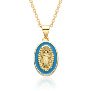 Détail du pendentif religieux ovale doré avec émail bleu et relief de Marie