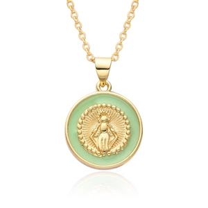 Collier médaille Vierge Marie dorée avec émail vert clair et pendentif en relief chic