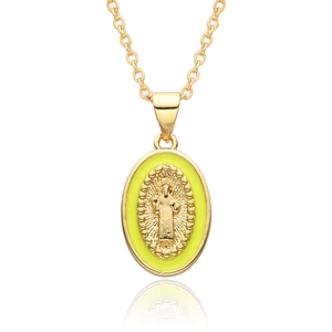 Vue détaillée du pendentif religieux ovale avec émail vert et relief doré