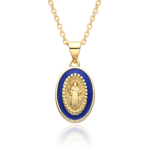 Détail du pendentif ovale en or de la Vierge Marie avec émail bleu foncé et chaîne croisée