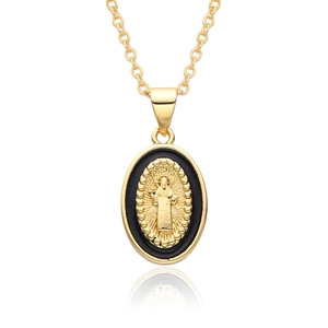 Vue détaillée du pendentif ovale religieux avec relief doré de Marie et fond noir élégant