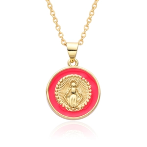 Détail du pendentif Vierge Marie en or avec émail rose vif et chaîne à maillons